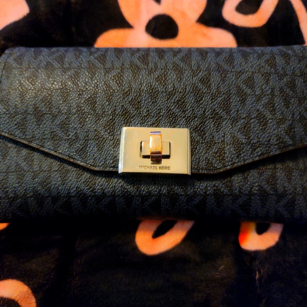 🚫🚫SOLD 🚫🚫Michael Kors Wallet
